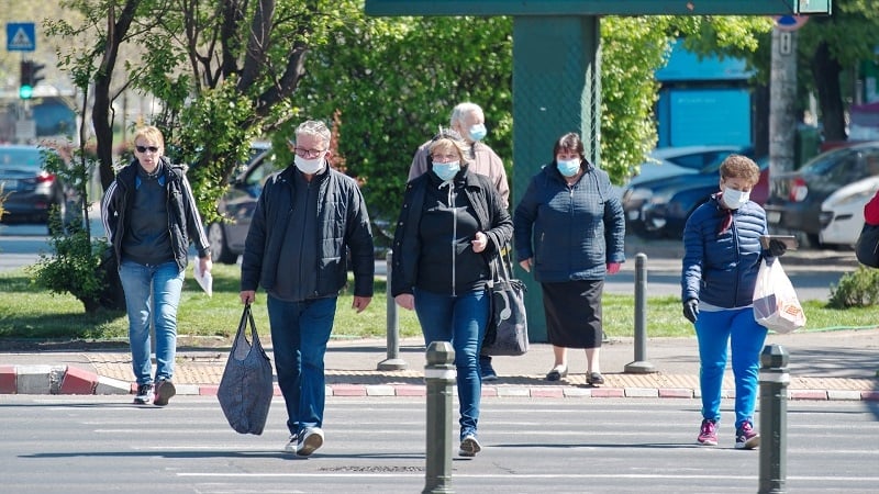 personnes portant un masque