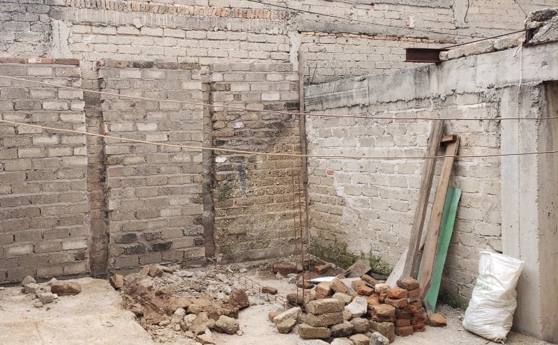 Murs avec espaces pour colonnes en ferraillage