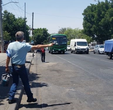 parada de autobús en México señalando un autobús